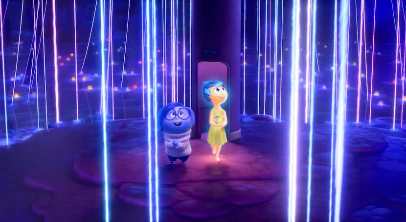 En esta imagen distribuida por Disney/Pixar se ve, Sadness, a la izquierda, y Joy, en una...