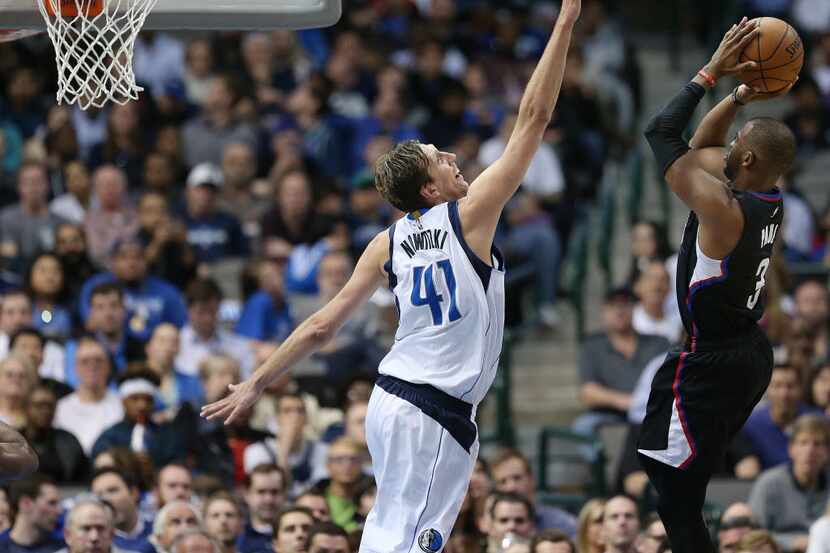 Los Angeles Clippers guard Chris Paul (3) shoots the ball over Dallas Mavericks forward Dirk...