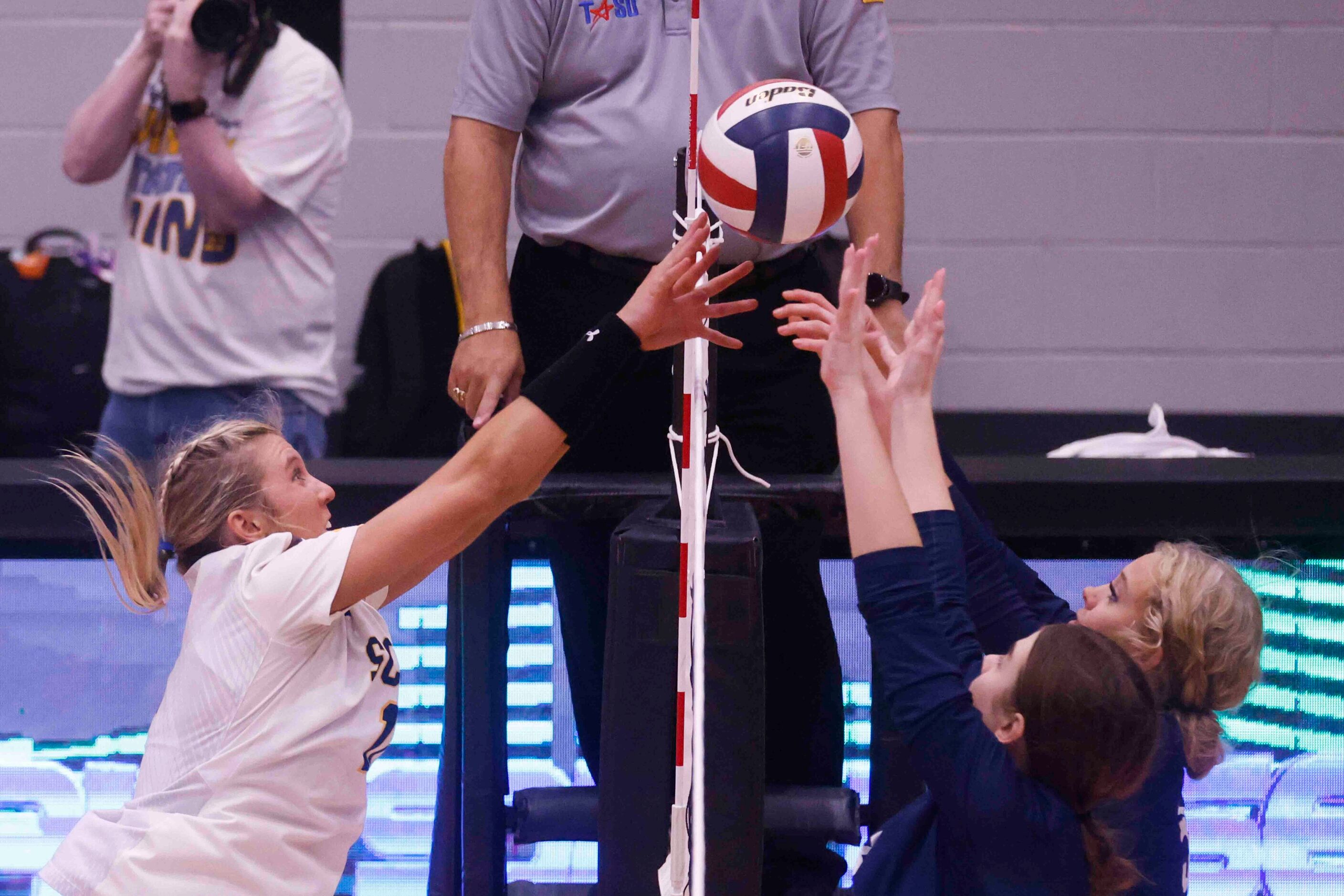 Highland Park’s Sydney Breon (11), left, spikes the ball against Flower Mound during a...