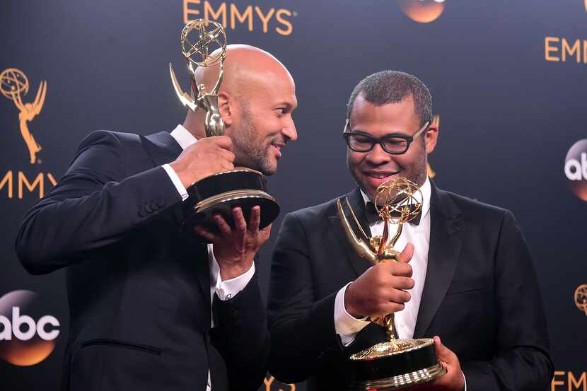 Keegan-Michael Key (izq.) y Jordan Peele posan con sus Emmy por la serie ‘Key & Peele’...