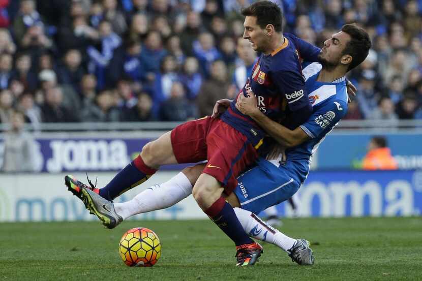 Lionel Messi (izq.) y el Barcelona se medirán al Bilbao en cuartos de final de la Copa del...