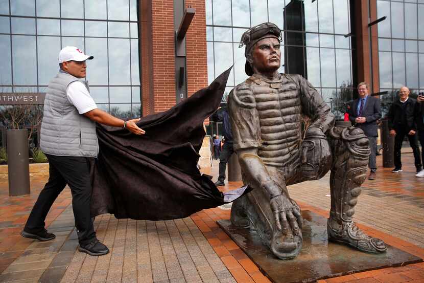 El exreceptor de los Texas Rangers, Iván 'Pudge' Rodríguez, devela su estatua afuera del...