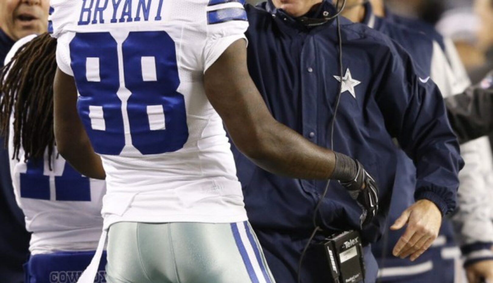 El entrenador Jason Garrett felicita a Dez Bryant después de anotar un punto. (DMN/VERNON...