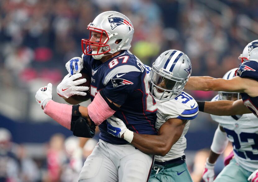 Oct 11, 2015; Arlington, TX, USA; New England Patriots tight end Rob Gronkowski (87) runs...