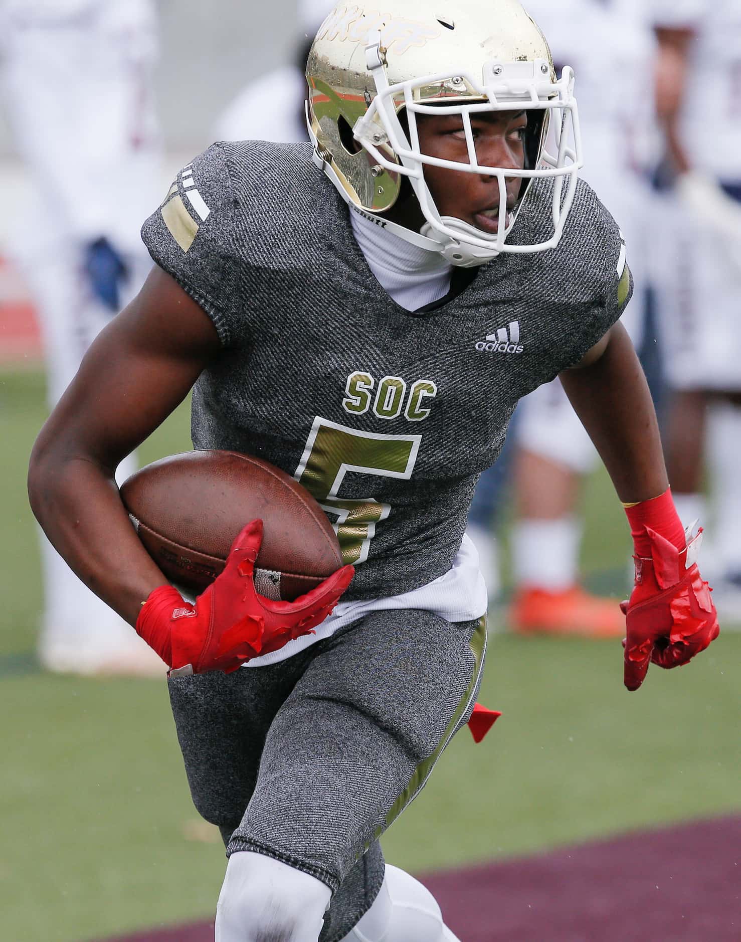 South Oak Cliff sophomore wide receiver Randy Reece (5) carries a pass into the end zone for...