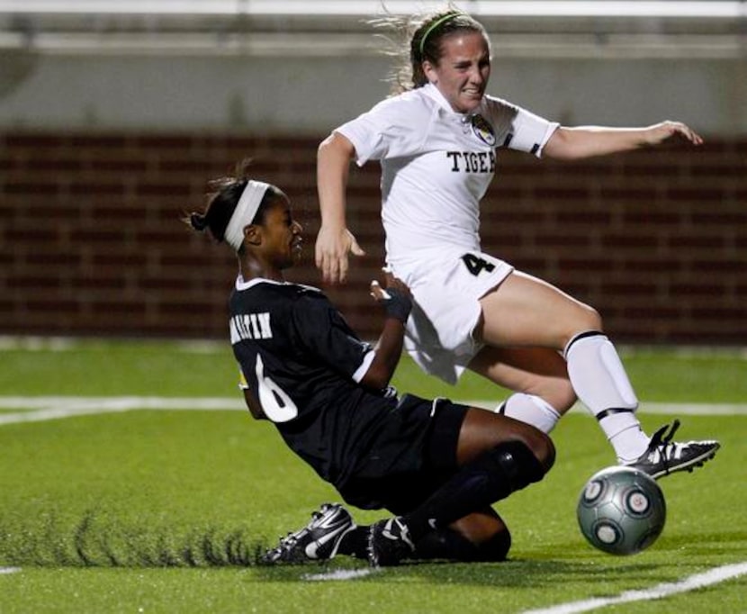 Arlington Martin's Natasha Anasi (6) and Mansfield's Katiue Stivers (4) fight for the ball,...