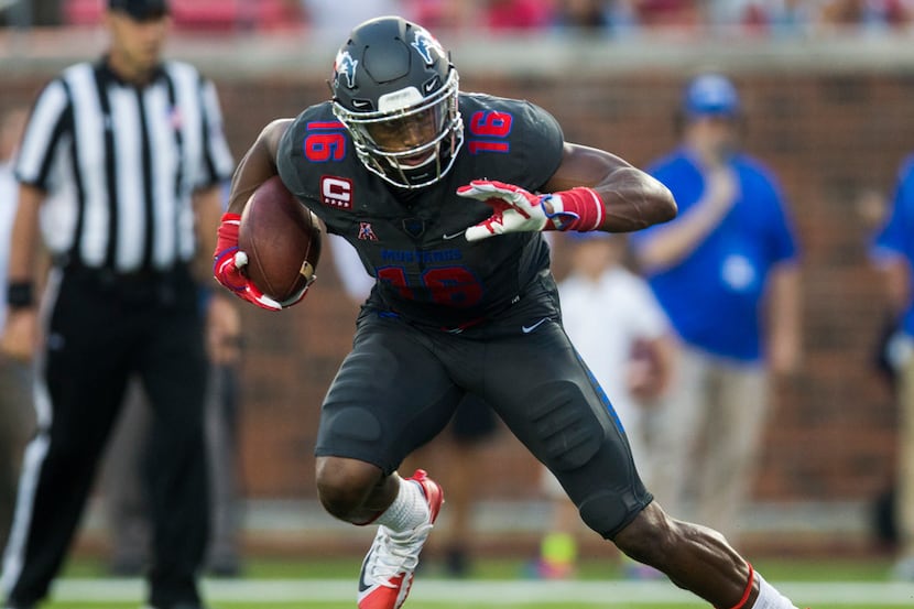 Southern Methodist Mustangs wide receiver Courtland Sutton (16) runs the ball during the...