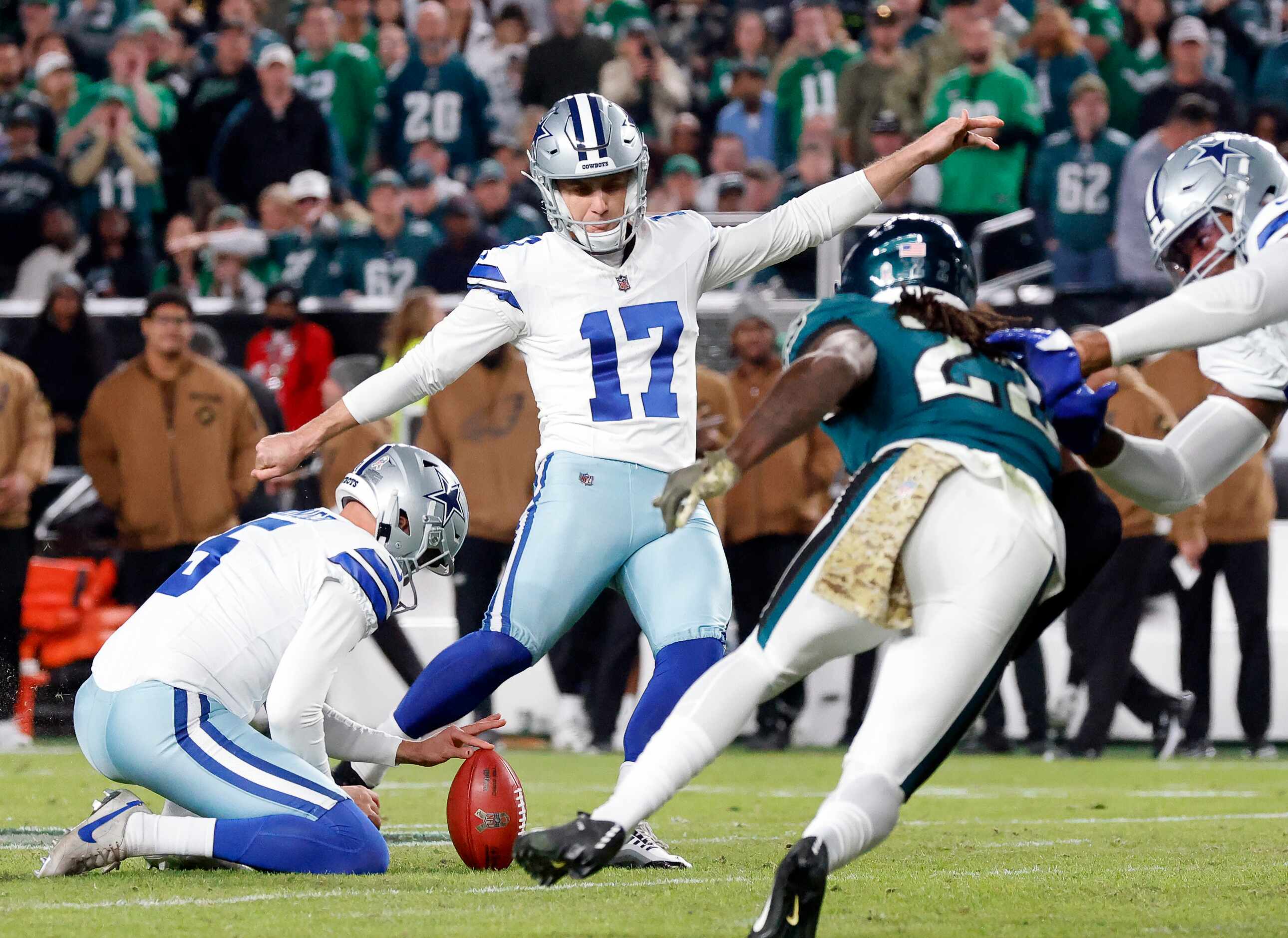Dallas Cowboys place kicker Brandon Aubrey (17) kicks a second quarter field goal to put the...