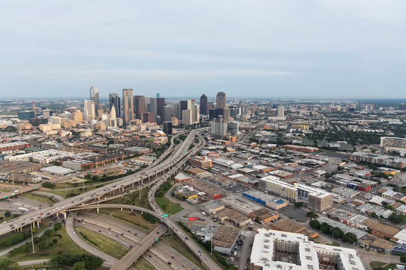 Una vista del centro de Dallas desde el sur. Al sureste de la ciudad está el código postal...
