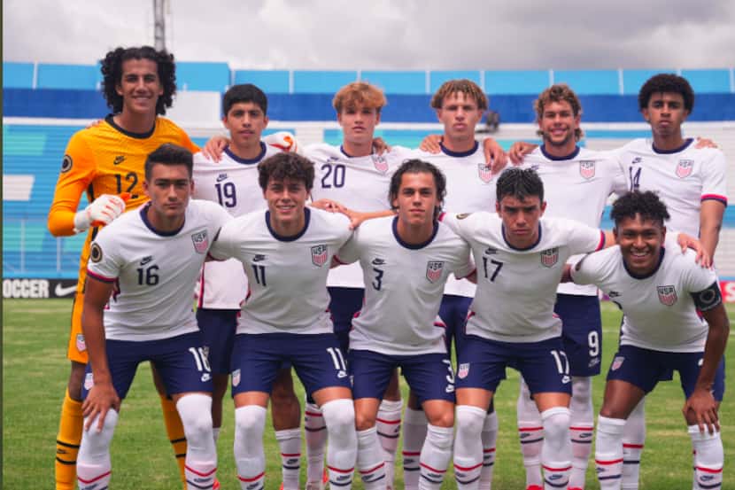 El portero Antonio Carrera, (arriba a la izquierda), junto a l selección Sub-20 de Estados...