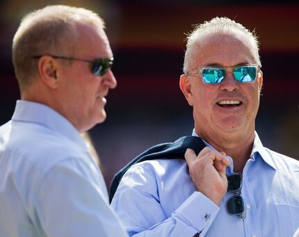 El director de personal de jugadores de los Dallas Cowboys, Stephen Jones (der), quiere...