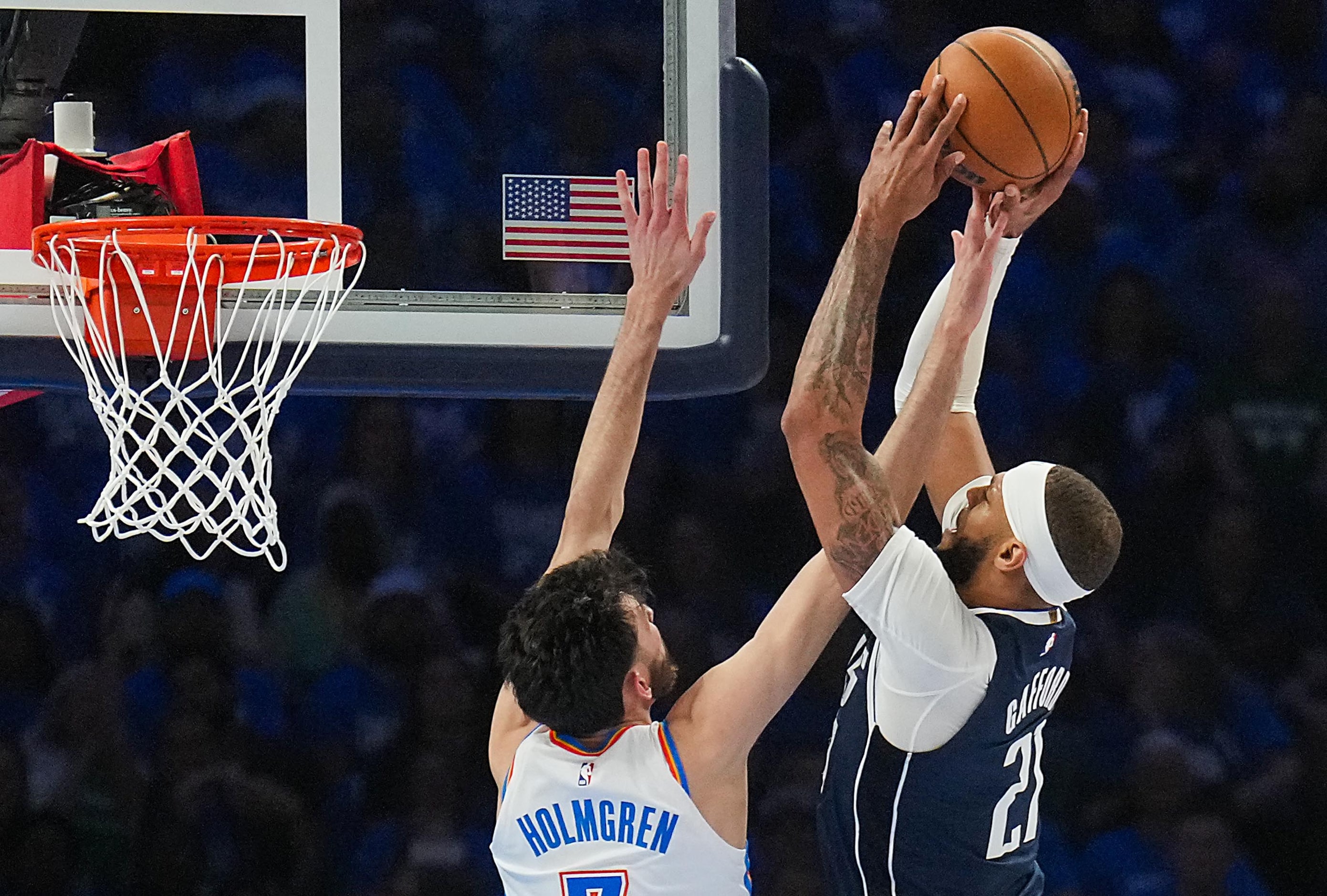 Oklahoma City Thunder forward Chet Holmgren (7) gets a hans on a shot by Dallas Mavericks...