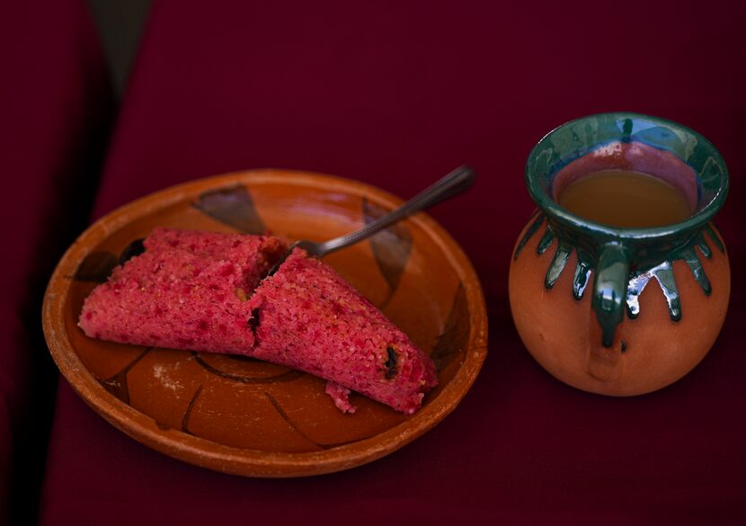 Un tamal dulce elaborado con moras, sobre una mesa en una feria de tamales en el vecindario...