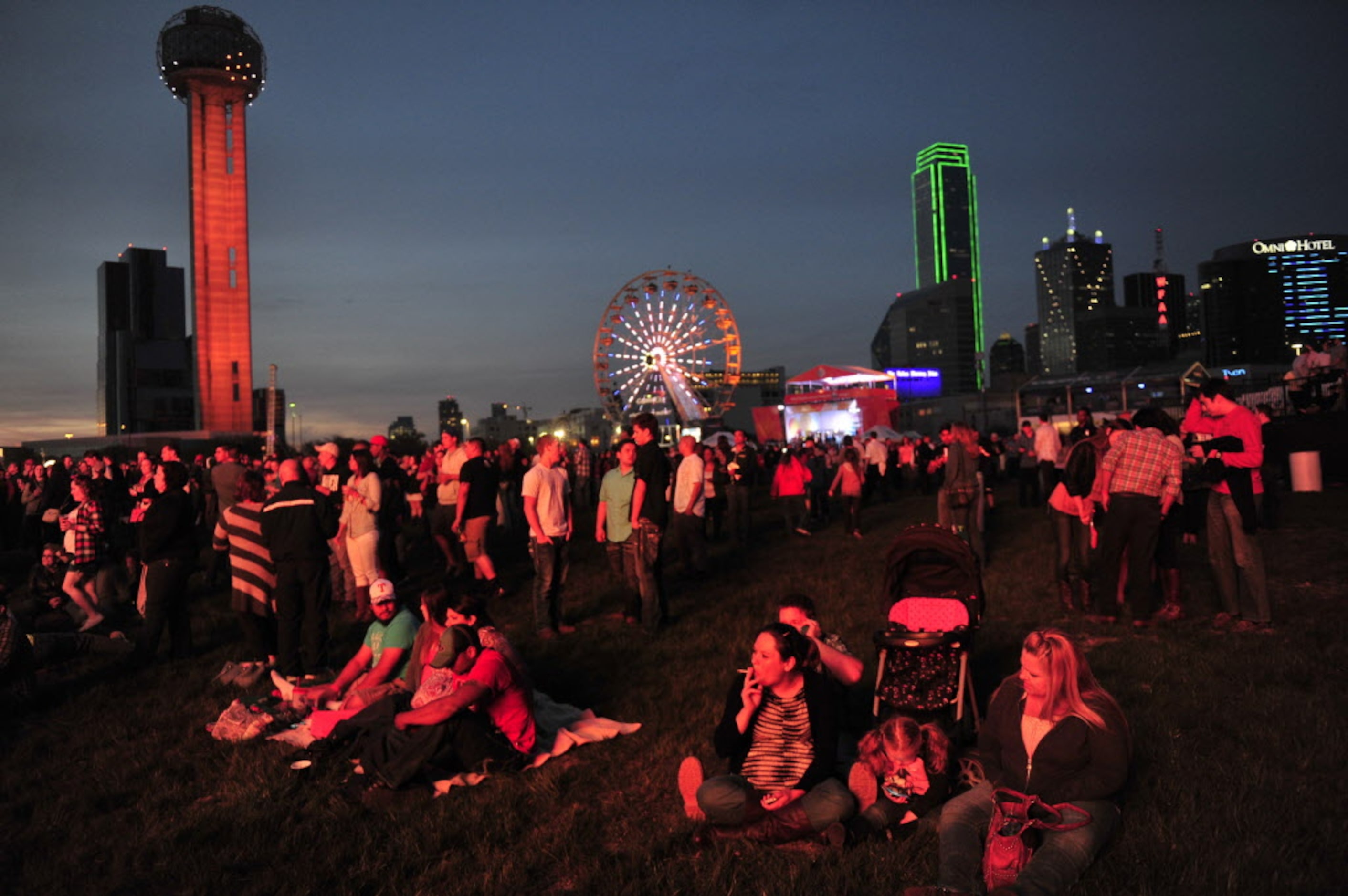 Fans wait for Jason Aldean to take the stage at the 2014 NCAA March Madness Music Festival...