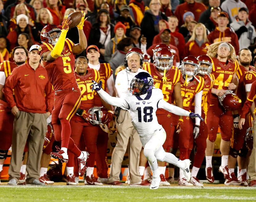 AMES, IA Ã¢ OCTOBER 17: Wide receiver Allen Lazard #5 of the Iowa State Cyclones pulls in a...