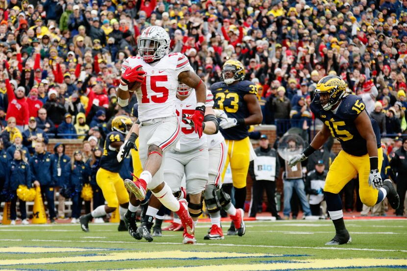 ANN ARBOR, MI - NOVEMBER 28:  Running back Ezekiel Elliott #15 of the Ohio State Buckeyes...