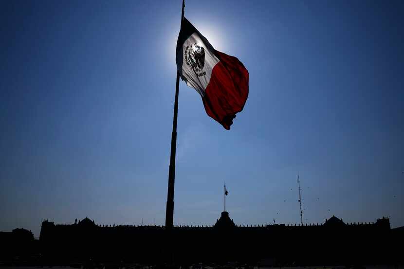 Una bandera mexicana ondea frente al Palacio Nacional, la oficina del presidente, en la...