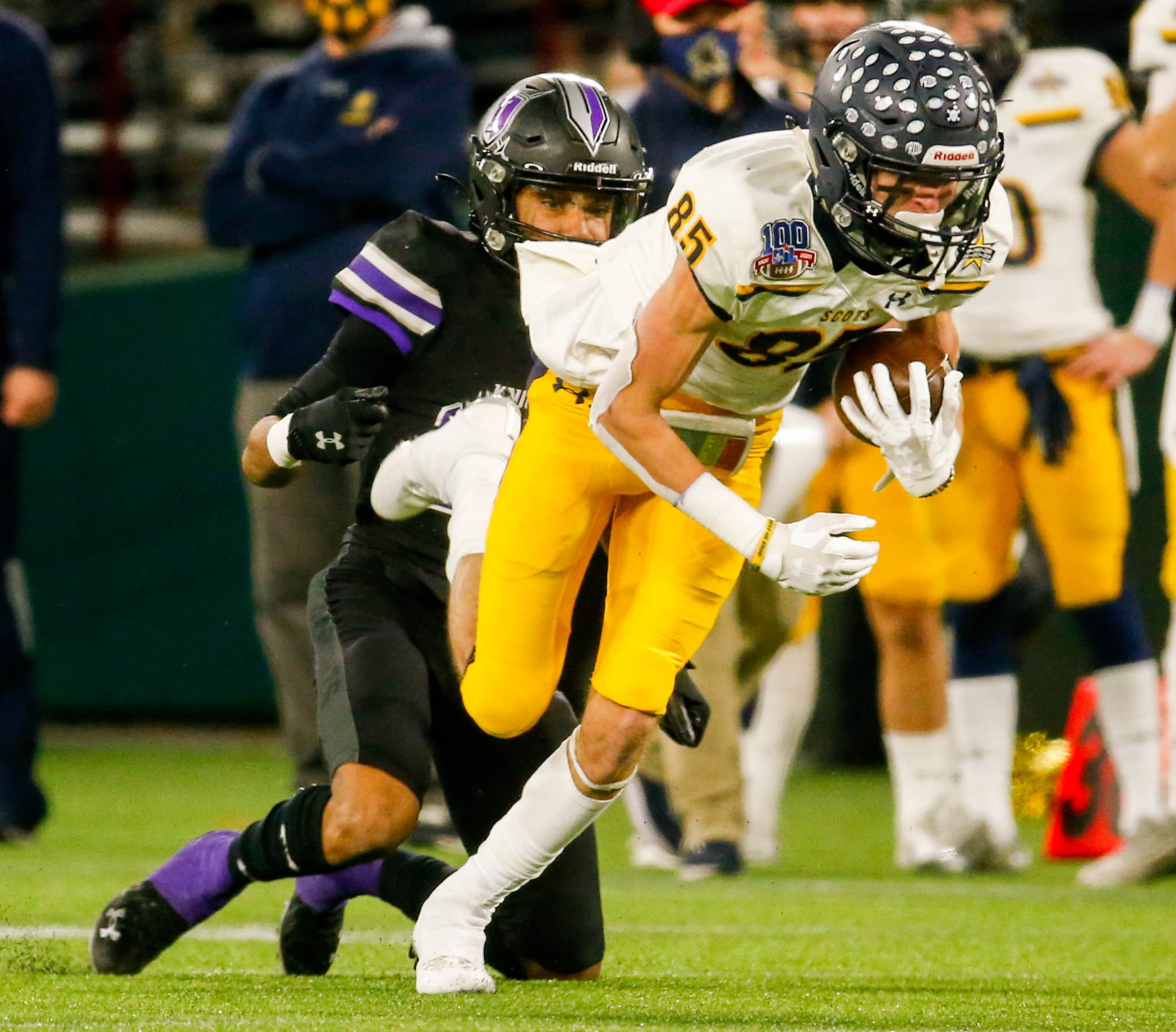 Highland Park's John Rutledge (85) runs the ball during the first half of a Class 5A...