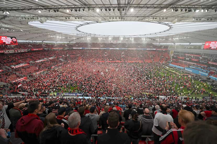 Aficionados del Bayer Leverkusen celebran después de que el equipo confirmó el título de la...