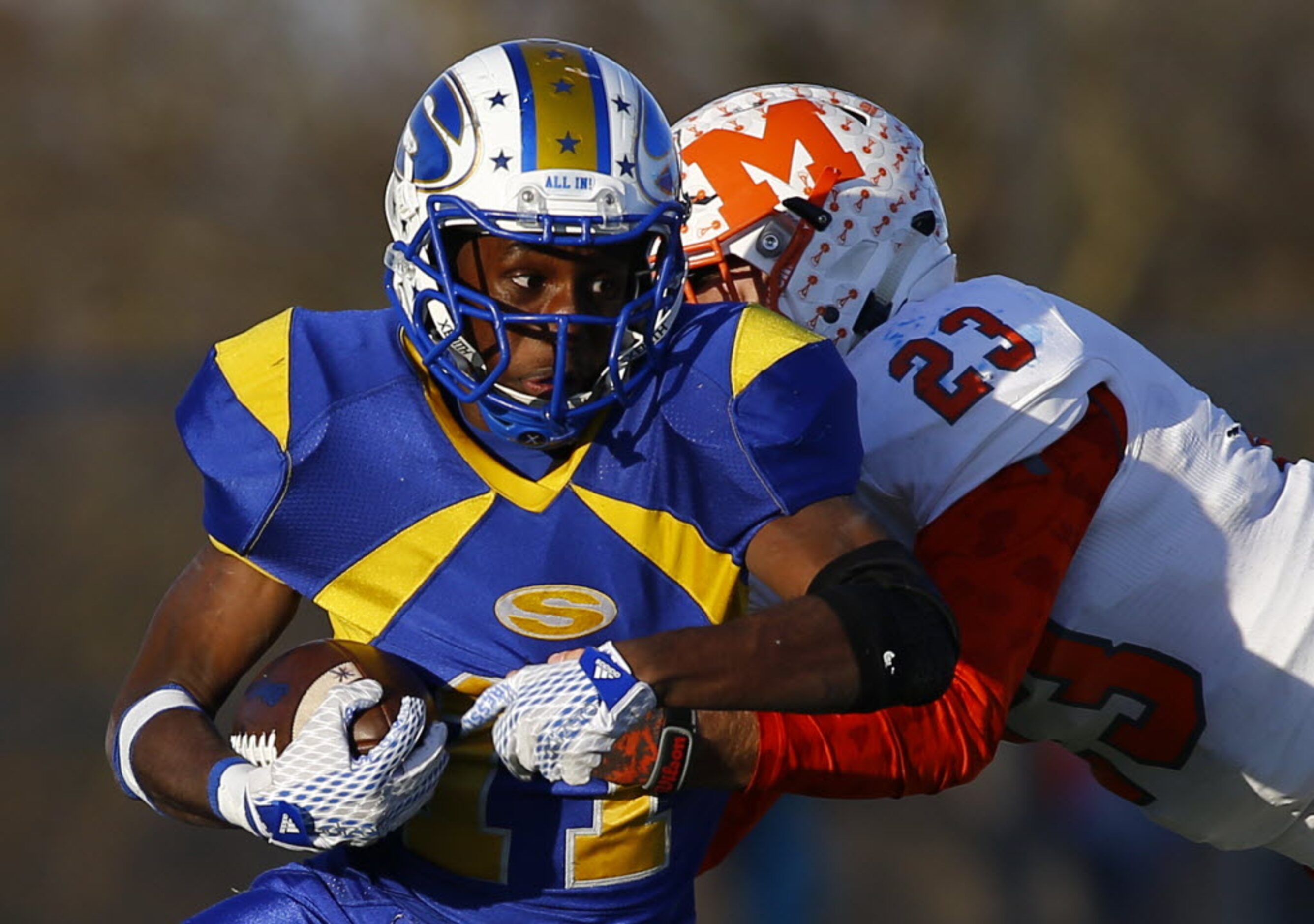 TXHSFB Sunnyvale's Jonathan Ennin (11) tries to break away from Mineola's Devon Goguen (23)...