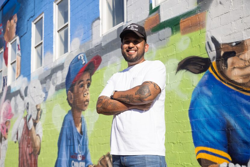 Juan Velázquez pintó el mural, que supone un homenaje a los jugadores y jugadoras de beisbol...