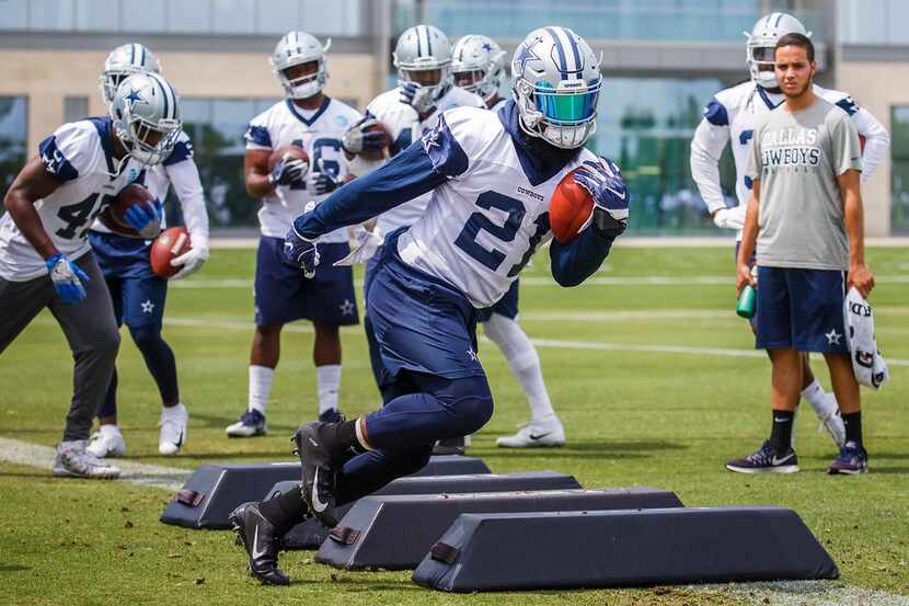 Dallas Cowboys running back Ezekiel Elliott (21) runs a drill during the team's minicamp at...