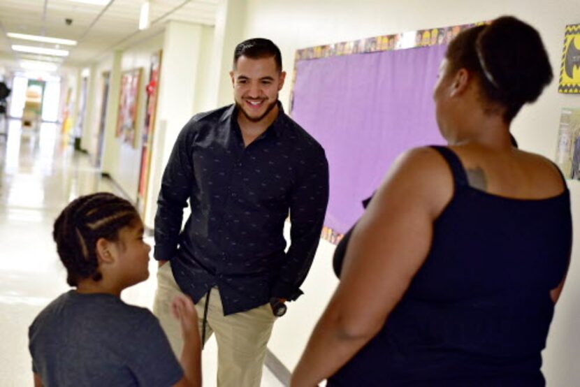 Jovonnie Sutton, 6, y su madre Nikita Sutton se reunieron con el maestro bilingüe Abraham...