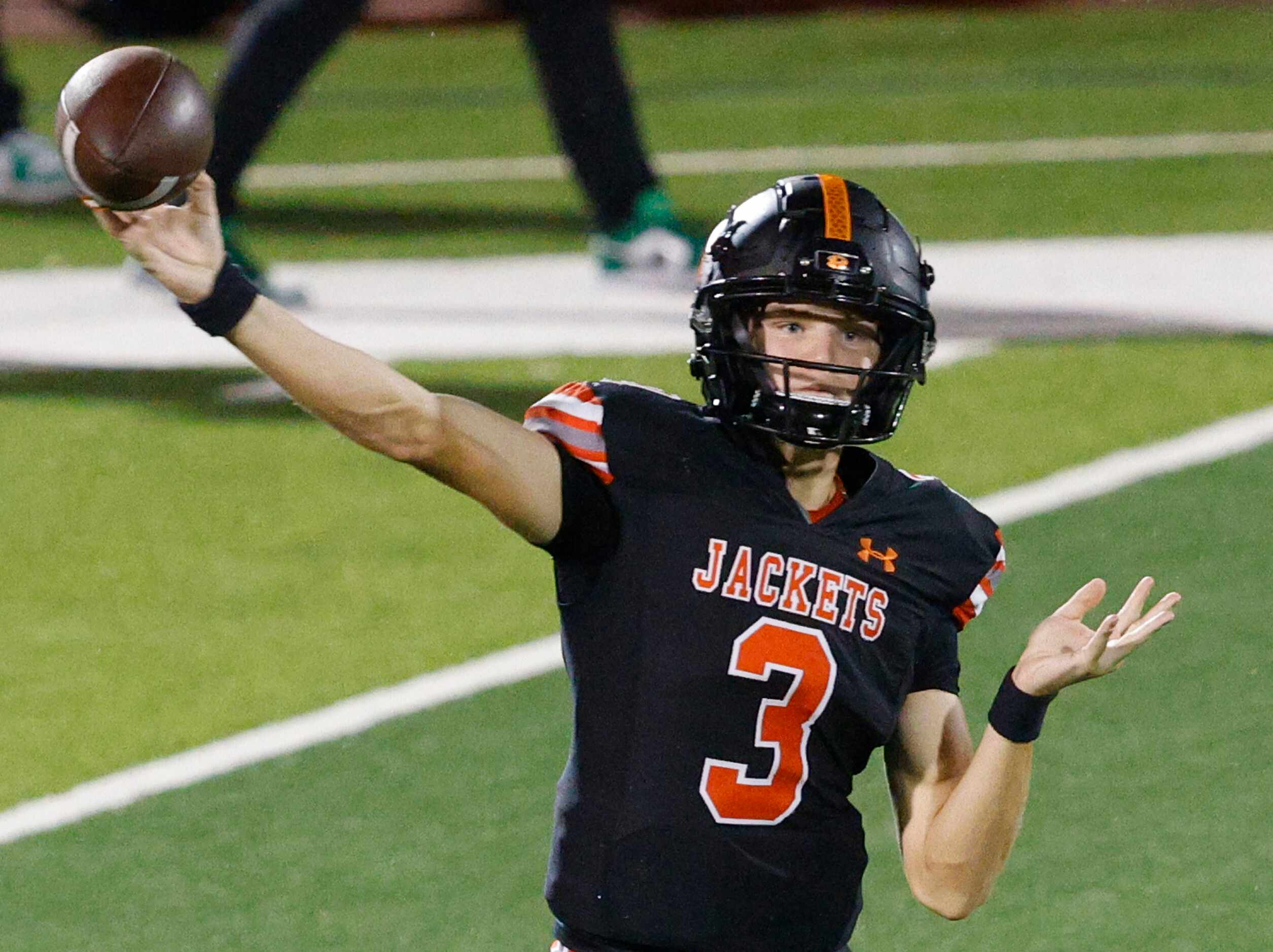 Rockwall's quarterback Landyn Locke (3) throws the ball during the second half of a high...