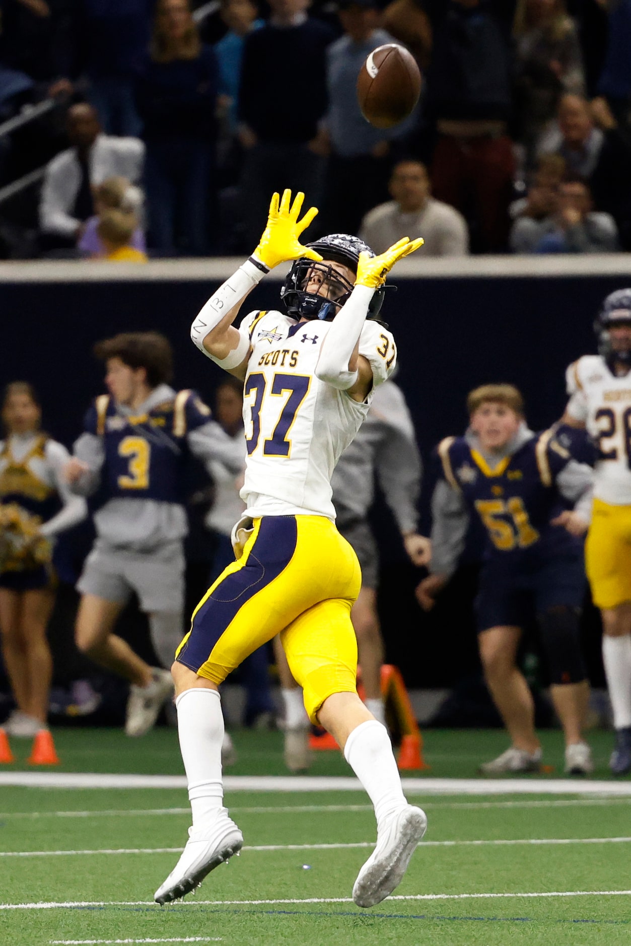 Highland Park wide receiver Cannon Bozman (37) catches a pass for an 80-yard touchdown...