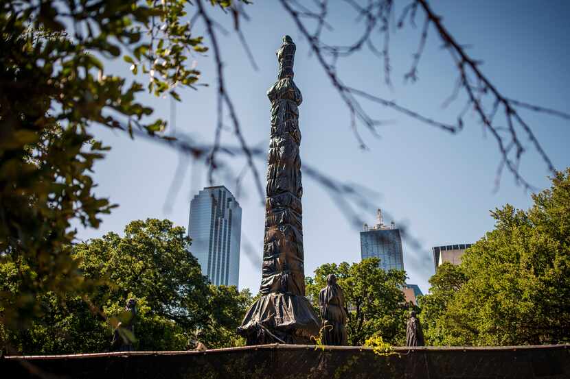 La estatua y monumento a la Guerra Confederada en Pioneer Park, en el centro de Dallas.