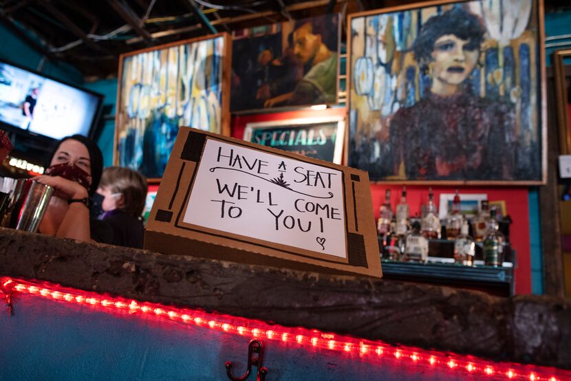 En Dan's Silverleaf bar, en Denton, no se permite a la gente acercarse a la barra.