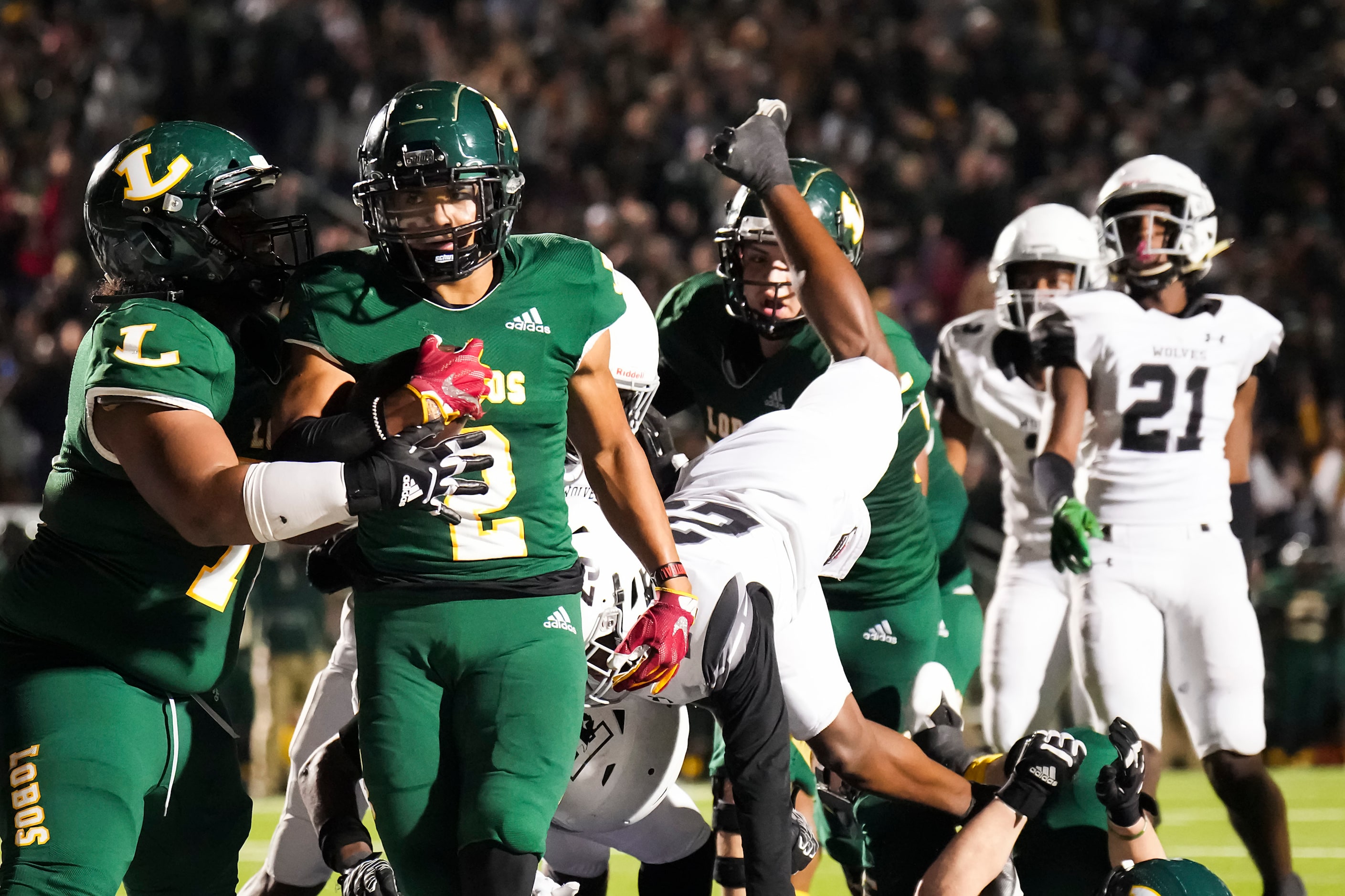 Longview running back  Taylor Tatum (2) scores on a touchdown run past Mansfield Timberview...