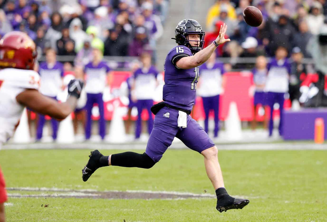 TCU Horned Frogs quarterback Max Duggan (15) pitches the ball during a first quarter run...