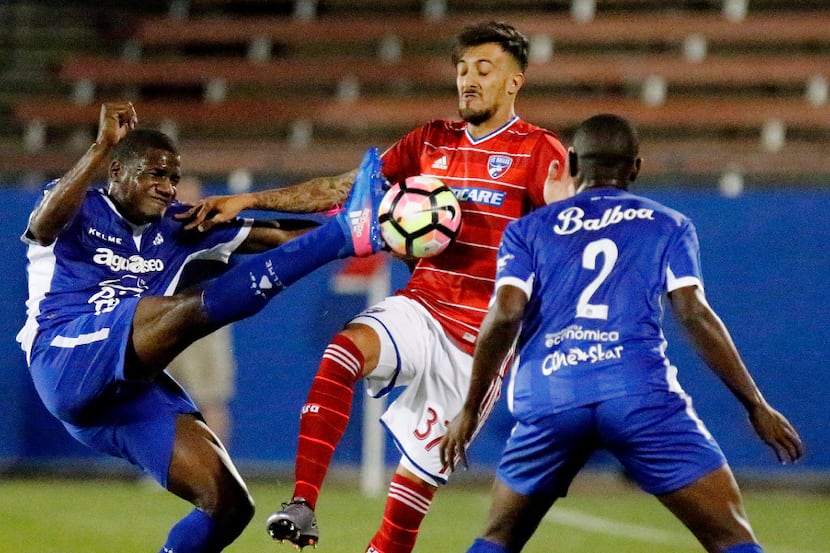 FC Dallasâs Maxi Urruti (37) tries to avoid the foot of Deportivo Arabe Unidoâs Reno...