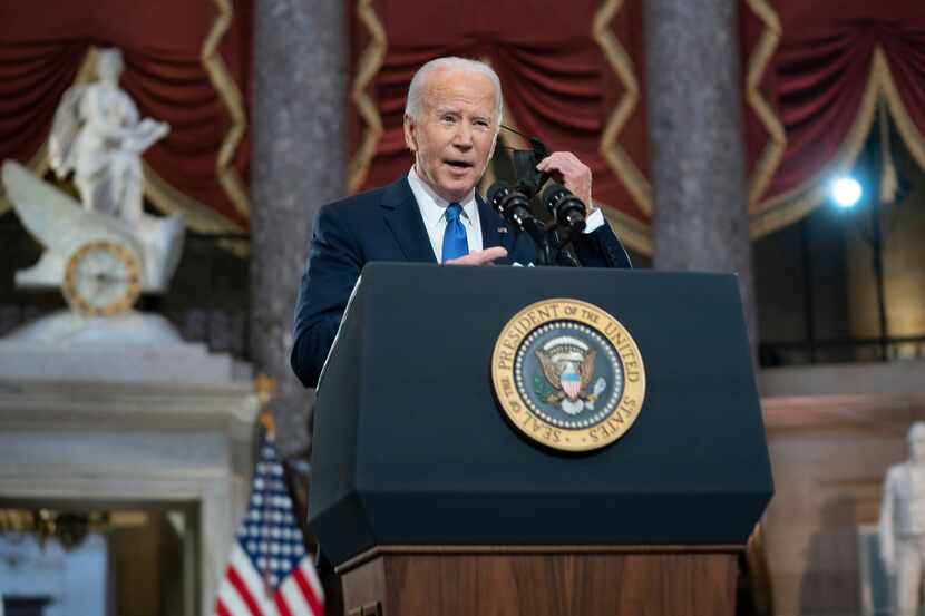 El presidente Joe Biden habla sobre el asalto al Capitolio de 2021, a un año del ataque, en...