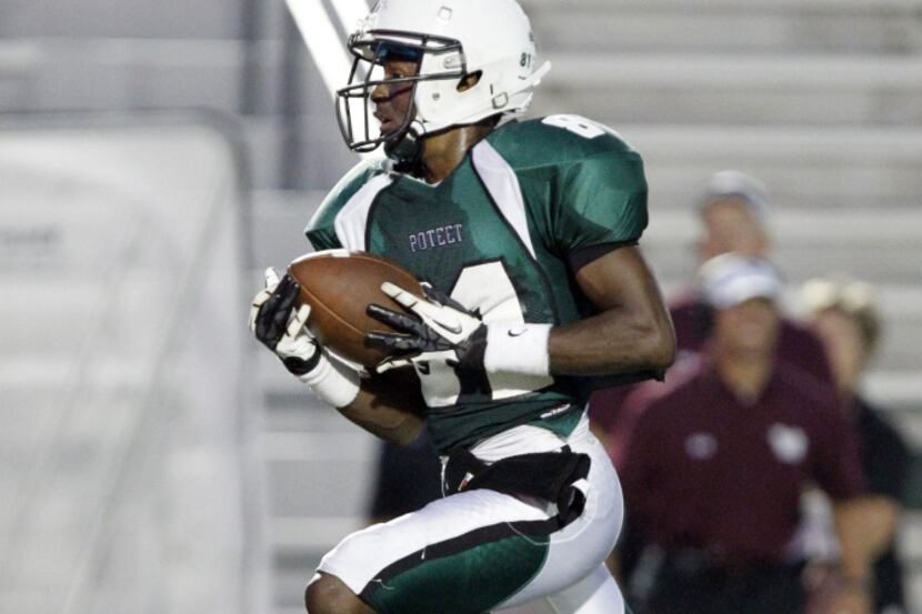 Mesquite Poteet High Nathaniel Gaines (11) takes his pass reception to the end zone for a...