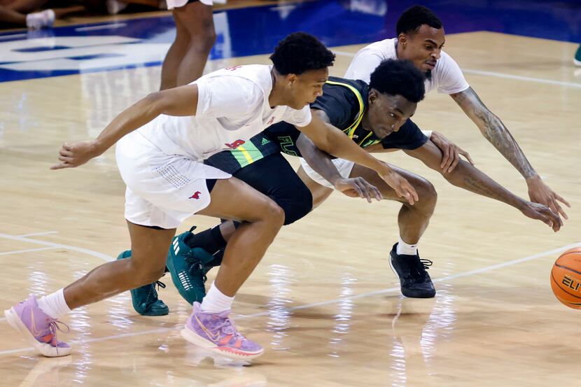 Southern Methodist Mustangs guards Zhuric Phelps (front) and Michael Weathers (back) battle...