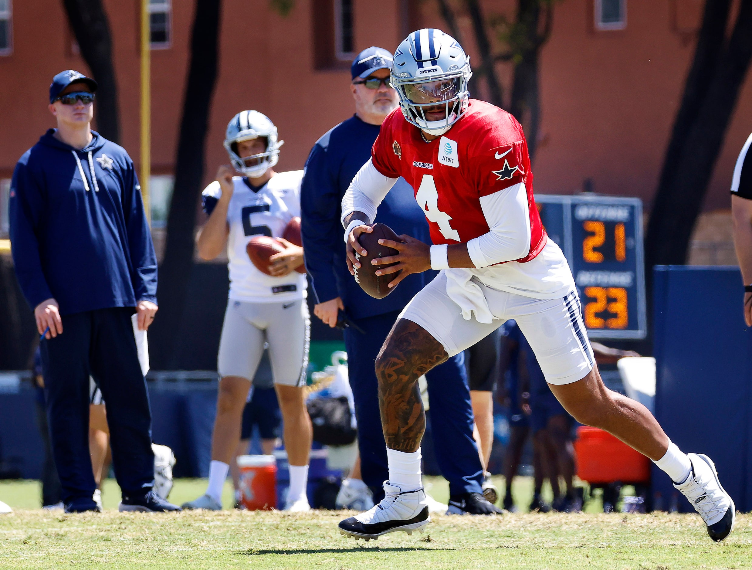 Dallas Cowboys quarterback Dak Prescott (4) rolls out looking to pass against the Los...