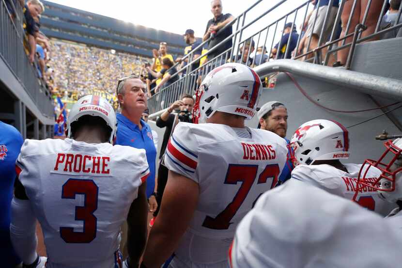 SMU head coach Sonny Dykes gets ready to lead his team onto the field before the SMU...