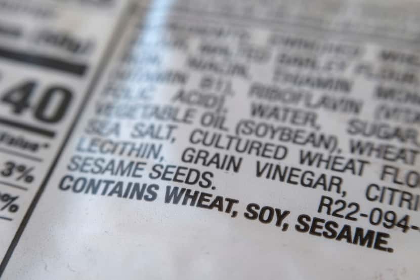 Una advertencia de semillas de sésamo impresa en la etiqueta de ingredientes de un paquete...
