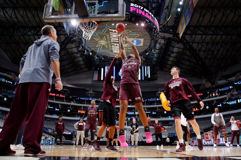 Mississippi State Lady Bulldogs head coach Vic Schaefer (left) watched as center Teaira...