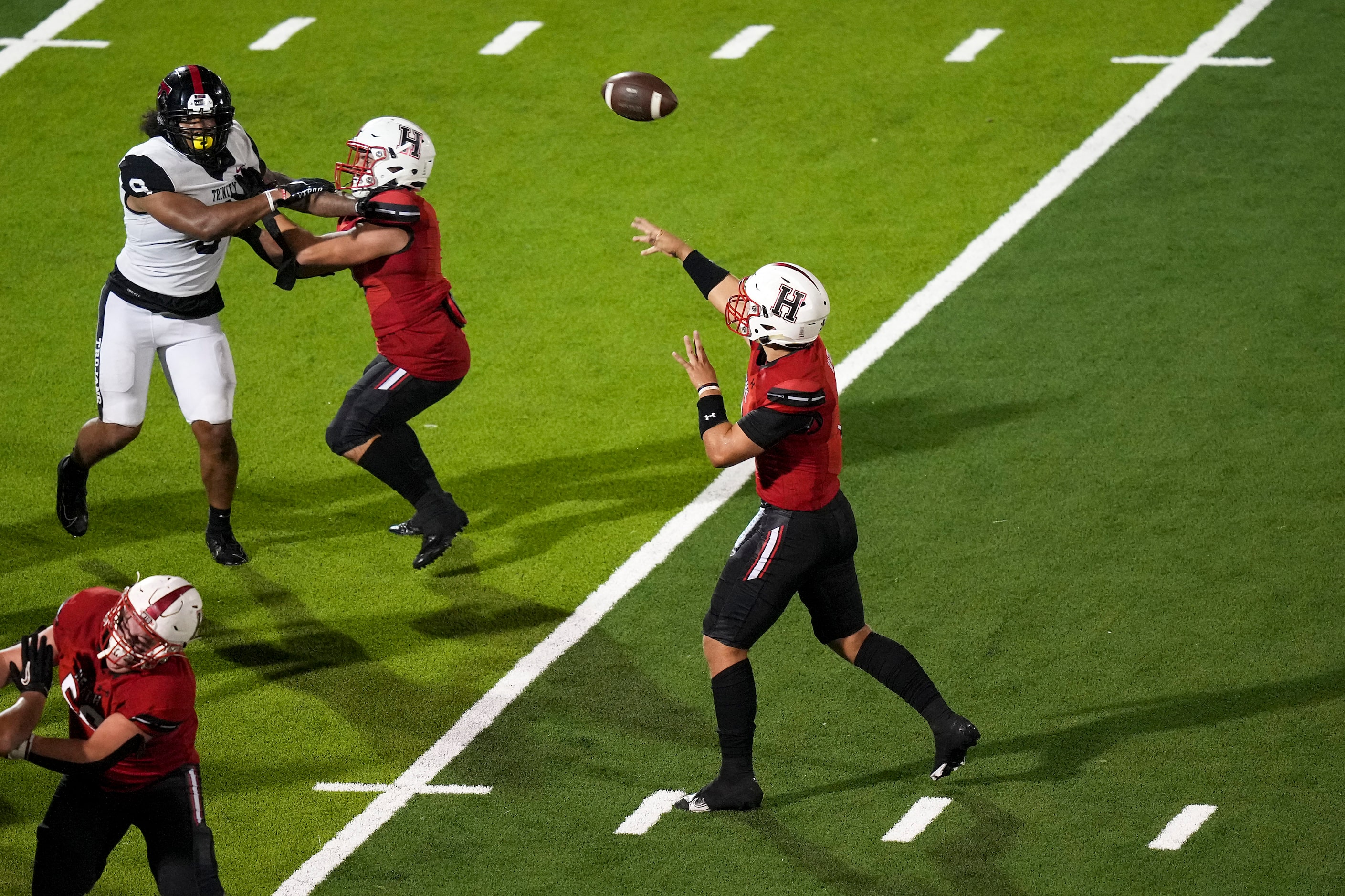 Rockwall-Heath quarterback Caleb Hoover (7) throws a 28-yard touchdown pass to Fletcher...