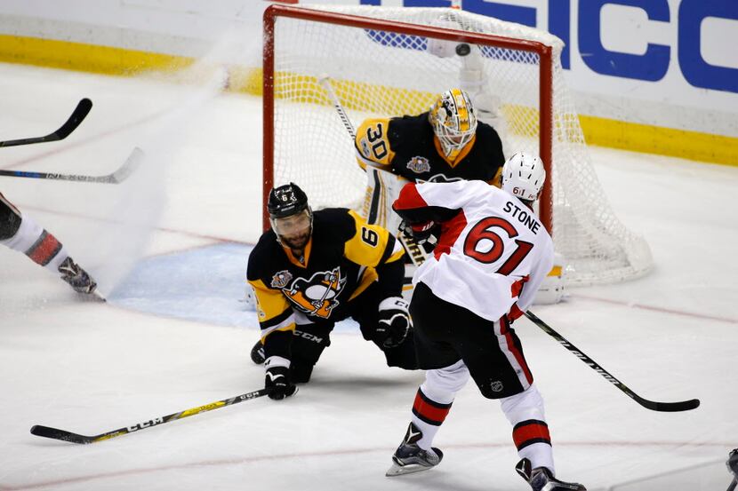 Ottawa Senators right wing Mark Stone (61) scores a goal against Pittsburgh Penguins...