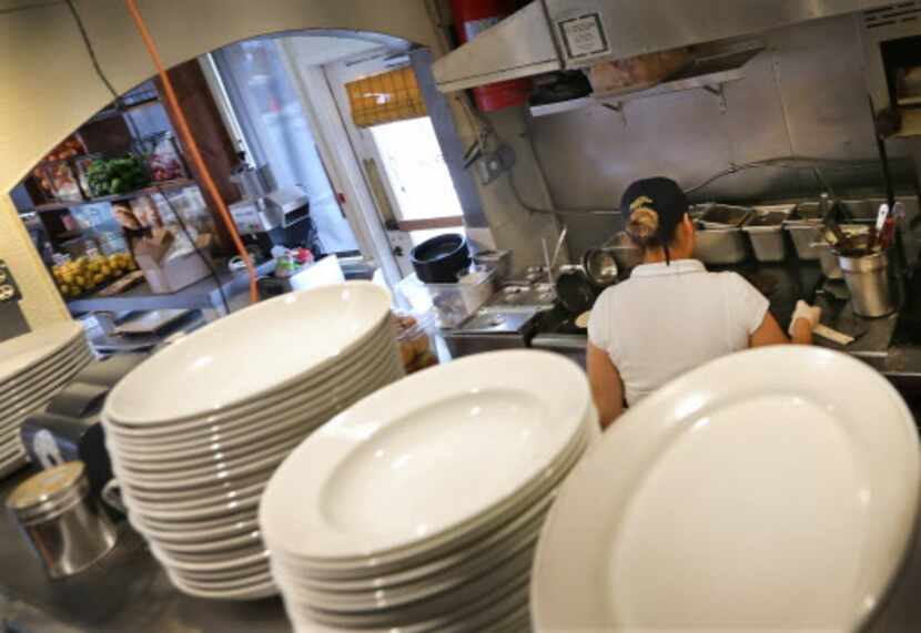 Los negocios de restaurantes dependen mucho de mano de obra inmigrante.