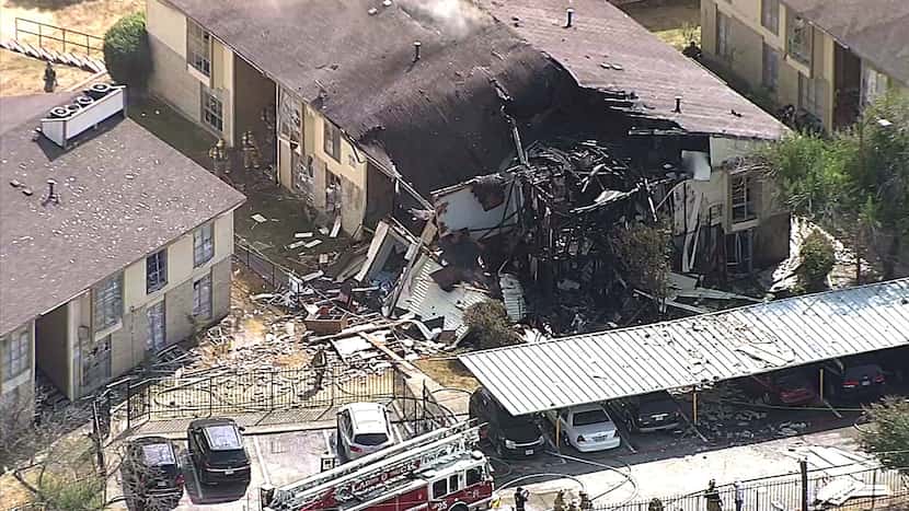 Tomas áeras muestran el daño en un complejo en Highland Hills, al sureste de Dallas.