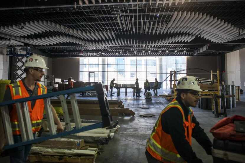 Dallas tiene un déficit de trabajadores de construcción, algo que aumenta el costo de la...