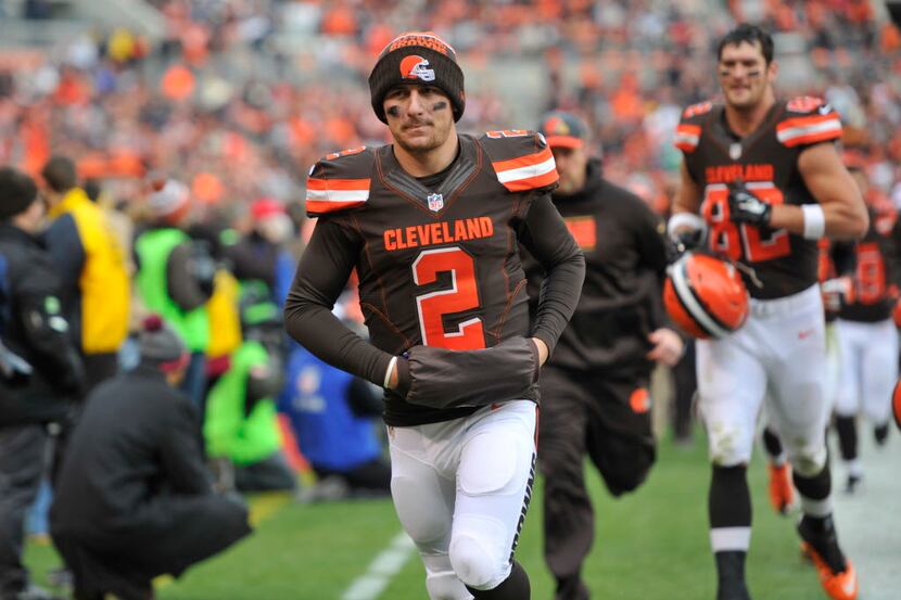 Cleveland Browns quarterback Johnny Manziel (2) runs off the field at halftime during an NFL...