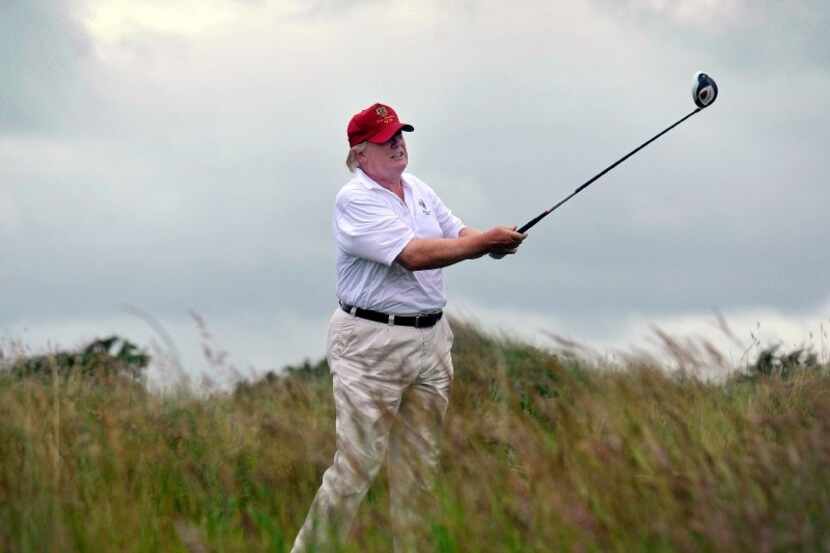 En esta fotografía de archivo se ve a Donald Trump jugando golf. Una fiscal en Nueva York...
