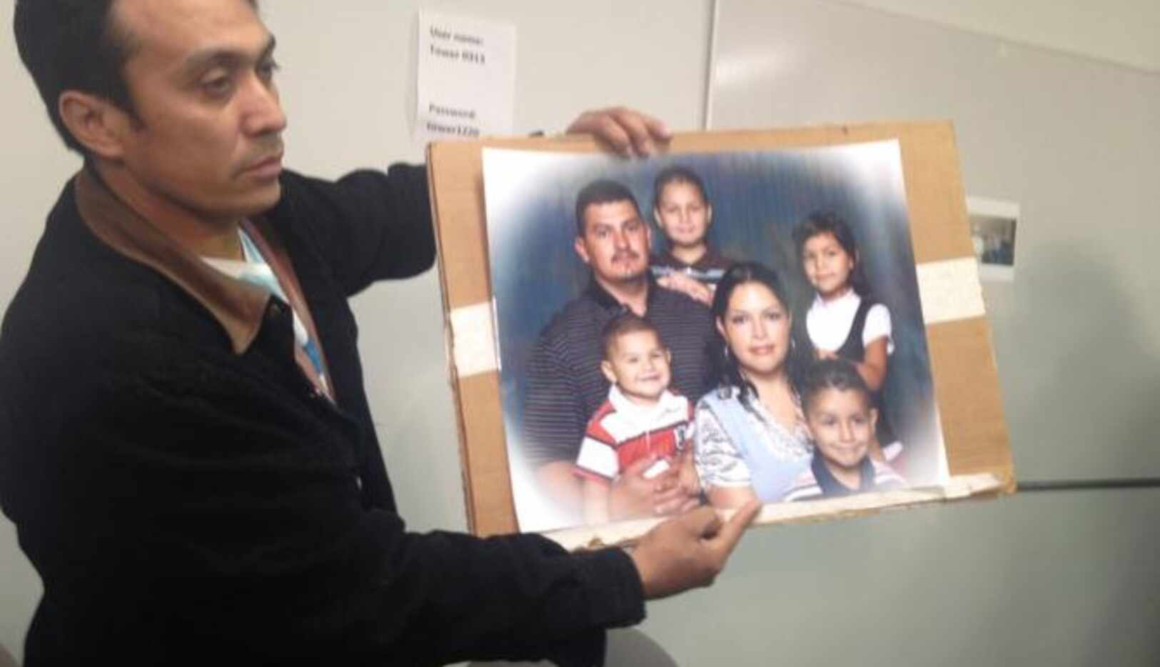 Elías Contreras Carillo sostiene una foto de Oscar Esparza, una de las víctimas del incendio...