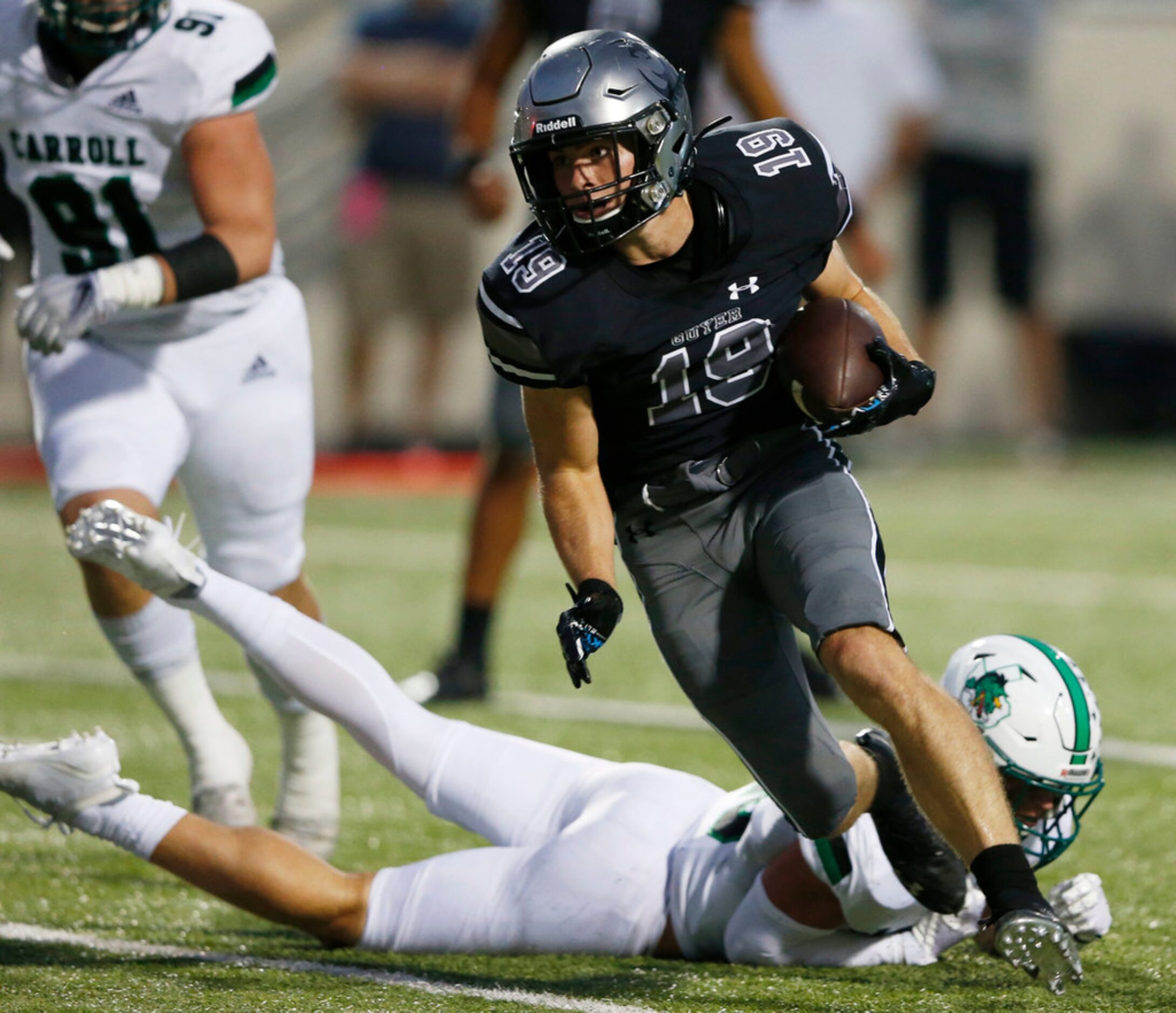 Denton Guyer's Seth Meador (19) breaks away from Southlake Carroll's Beck Para (23) for a...